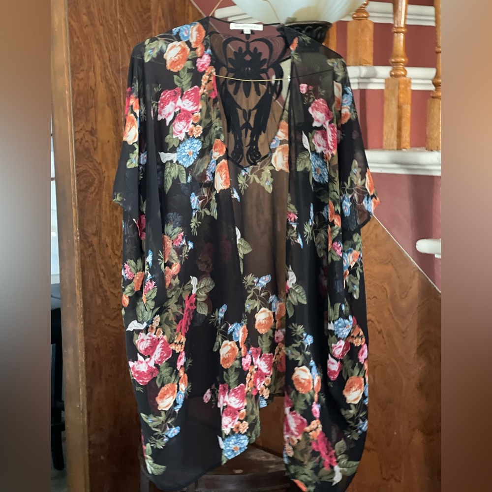 Daniel Rainn Black Floral Kimono Blouse (NWOT) Adorable! More Like a Med/Large